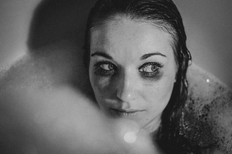 Correntes Invisíveis: Por que insistimos em lugares que nos machucam?